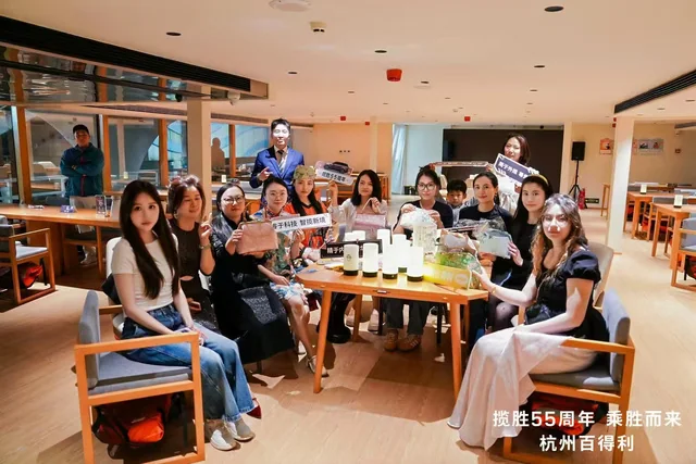 揽胜宋锦手提包私享活动现场照片2
