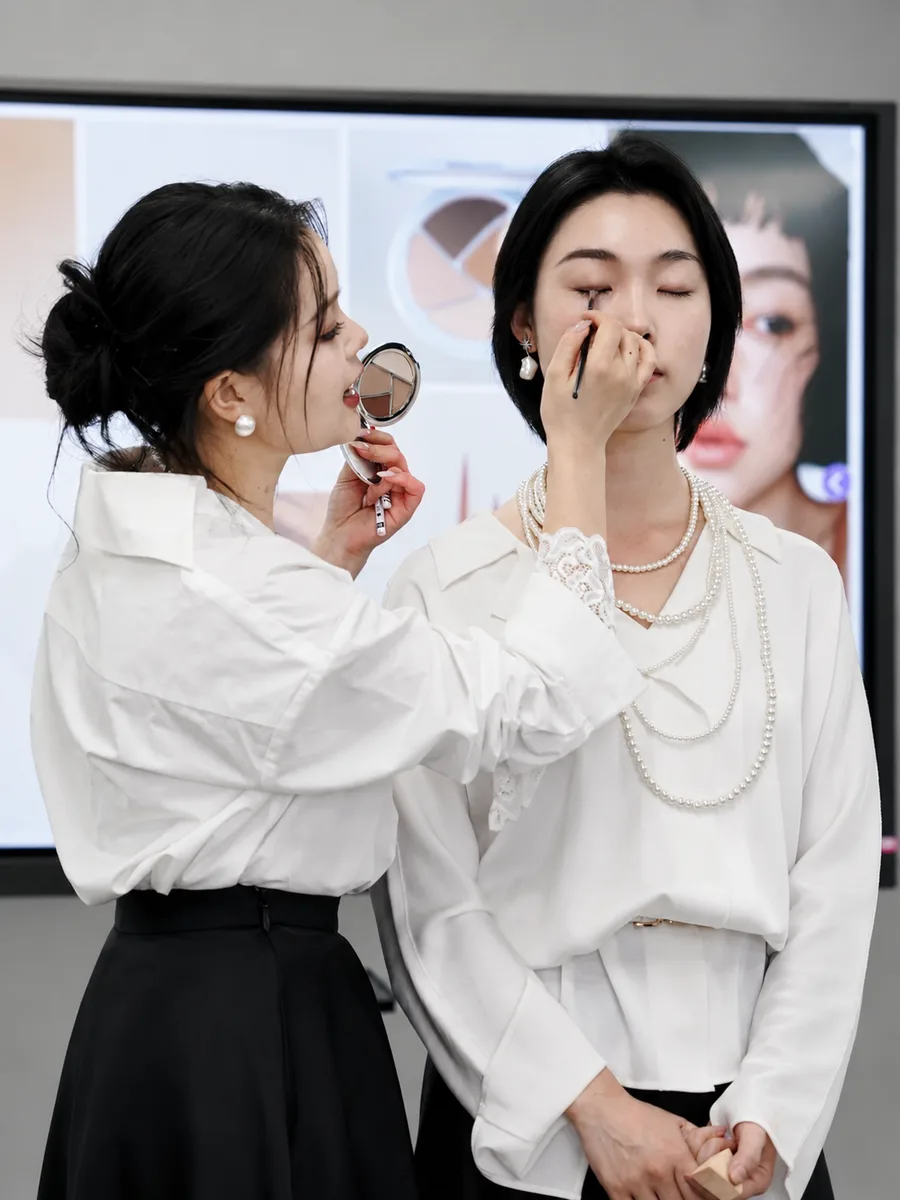 女性美妆成长沙龙现场